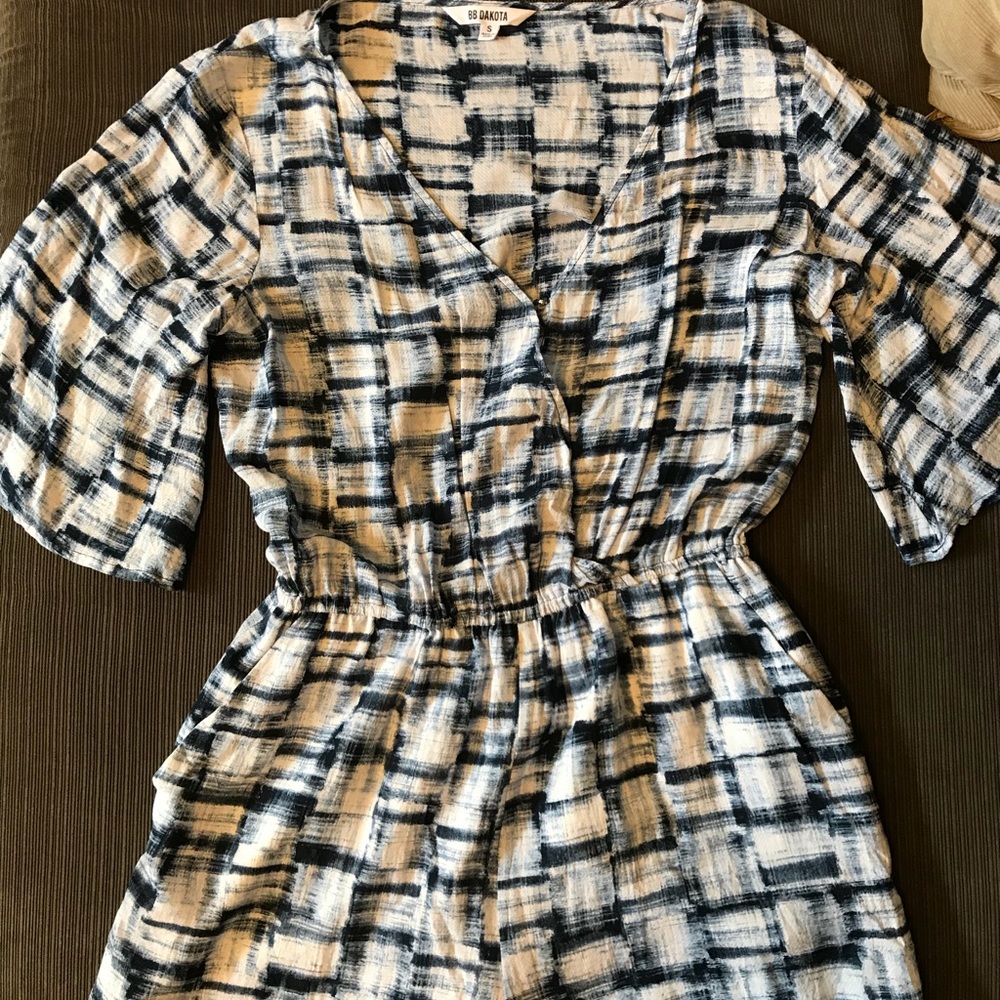 BB Dakota size S flutter sleeve romper!
